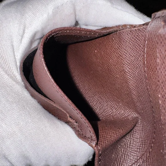 Louis Vuitton
Vintage 2005 Damier Elise Wallet - Picture 13 of 15